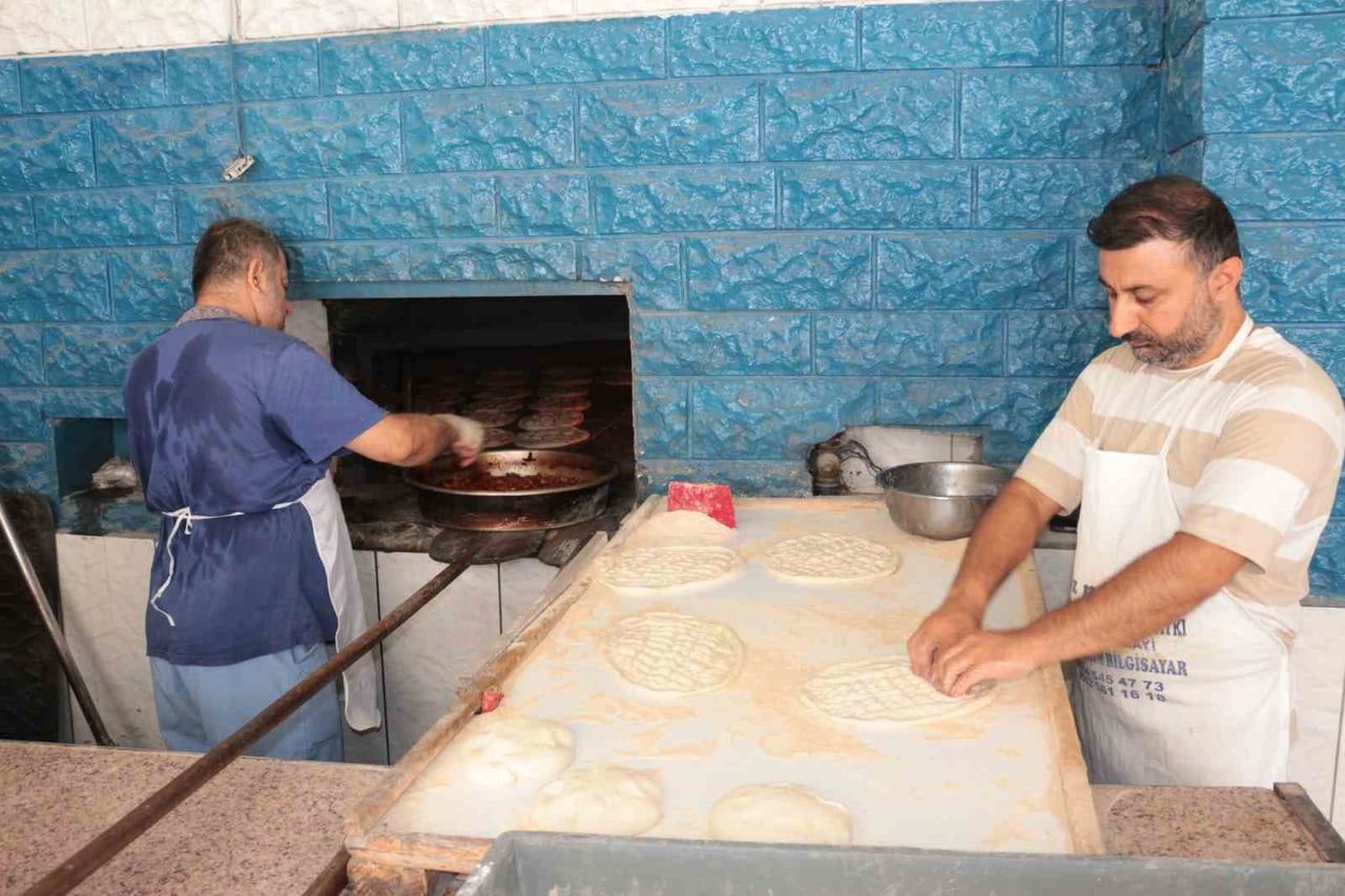 CİZRE'DE FIRIN USTALARI, DIŞARIDA 55, FIRIN KARŞISINDA İSE 80 DERECEYİ BULAN KAVURUCU SICAKLIĞA...