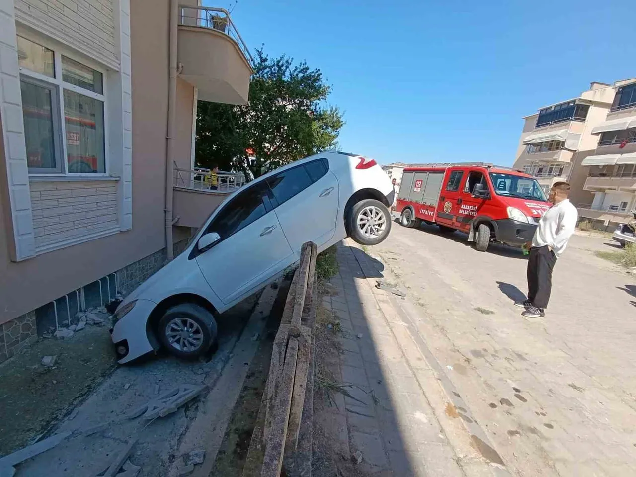 KIRKLARELİ'NİN BABAESKİ İLÇESİNDE KONTROLDEN ÇIKAN OTOMOBİL, BİR APARTMANIN BAHÇE DUVARINA ÇIKARAK...