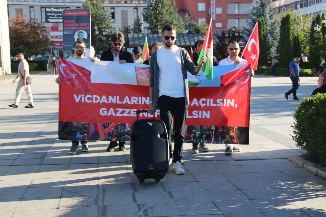 ERZURUM’DA HEKİMLER, SAĞLIK ÇALIŞANLARI VE VATANDAŞLAR, İSRAİL’İN GAZZE’YE YÖNELİK SALDIRILARINI...