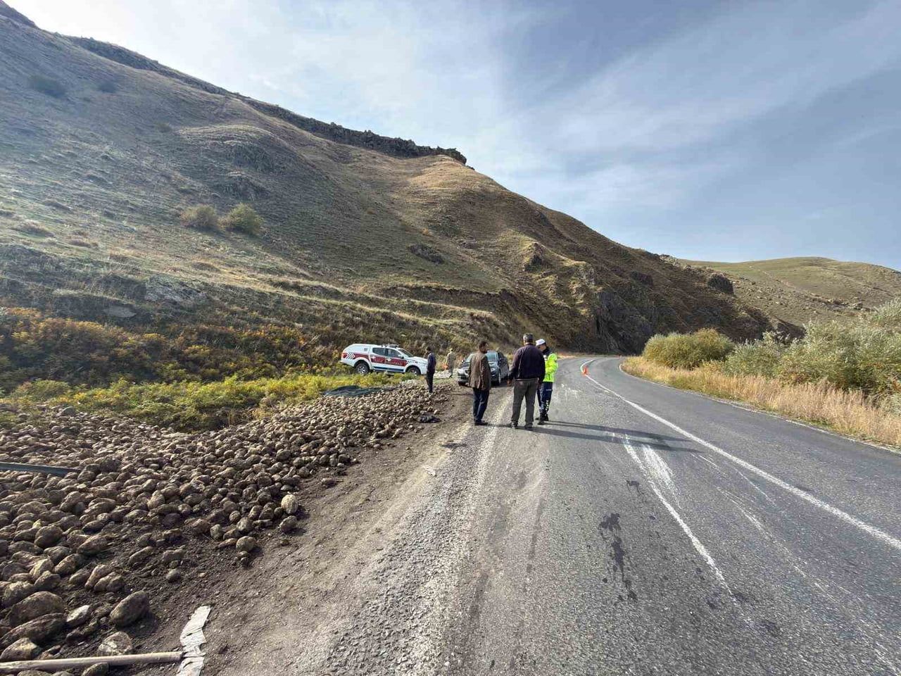 PATNOS-TUTAK KARAYOLUNDA TIR KAZASI: ŞEKER PANCARI YÜKLÜ TIR ŞARAMPOLE YUVARLANDI