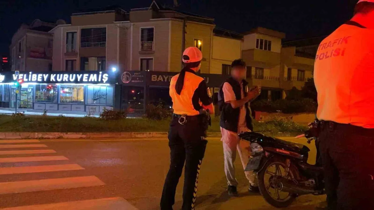 İNEGÖL'DE TRAFİK EKİPLERİNİN DURDURDUĞU PLAKASIZ MOTOSİKLETİN SÜRÜCÜSÜNE, ÇEŞİTLİ İHLALLER...