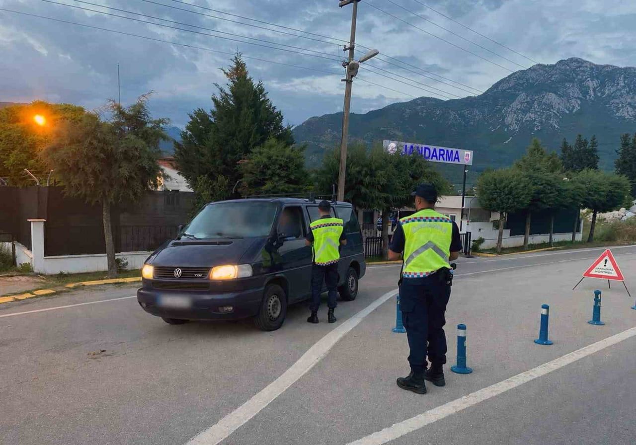 MUĞLA JANDARMA TRAFİK DENETİMLERİNDE 155 ARAÇ TRAFİKTEN MEN EDİLDİ
