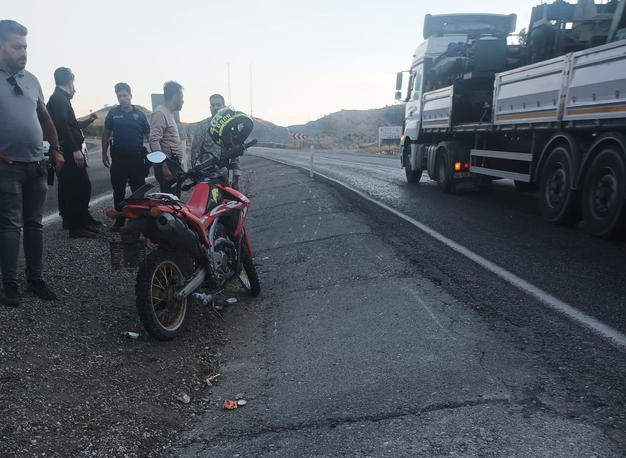 ADIYAMAN'IN GÖLBAŞI İLÇESİNDE MOTOSİKLETİN BARİYERLERE ÇARPMASI SONUCU 1 KİŞİ YARALANDI.