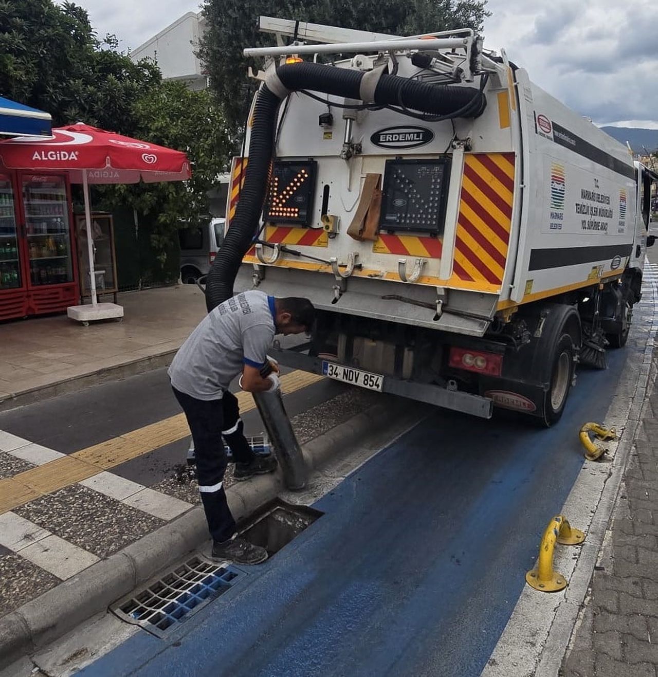 MARMARİS’TE IZGARA VE MAZGALLARDA TEMİZLİK ÇALIŞMASI YAPILDI