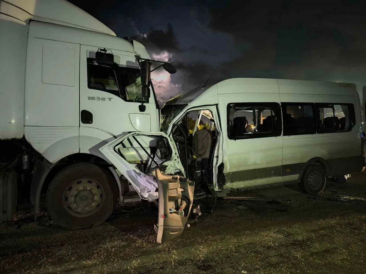 HATAY’DA İŞÇİLERİ TAŞIYAN SERVİS MİNİBÜSÜYLE TIRIN ÇARPIŞMASI SONUCU YAŞANAN KAZADA 1 İŞİ ÖLDÜ, 15...
