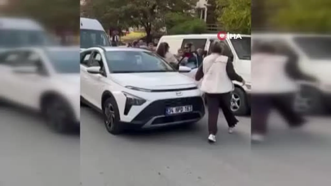 Büyükçekmece’de kadınların yol verme kavgası kamerada