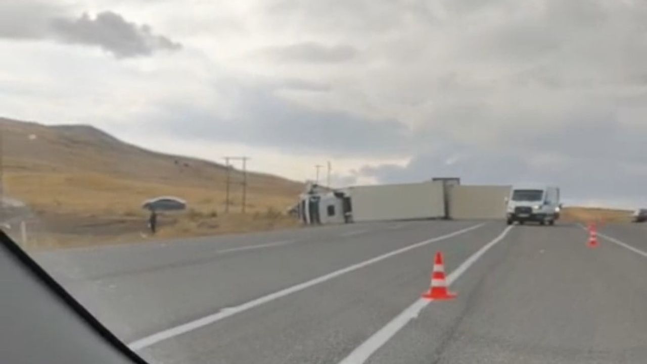 VAN-ERCİŞ KARA YOLUNDA KONTROLDEN ÇIKAN TIRIN DEVRİLMESİ SONUCU 1 KİŞİ YARALANDI.