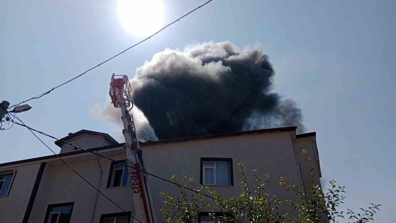 ALEVLER KISA SÜREDE BÜYÜYEREK BİNANIN ÇATISINA SIÇRADI. DUMANLARI FARK EDEN VATANDAŞLARIN 112 ACİL...