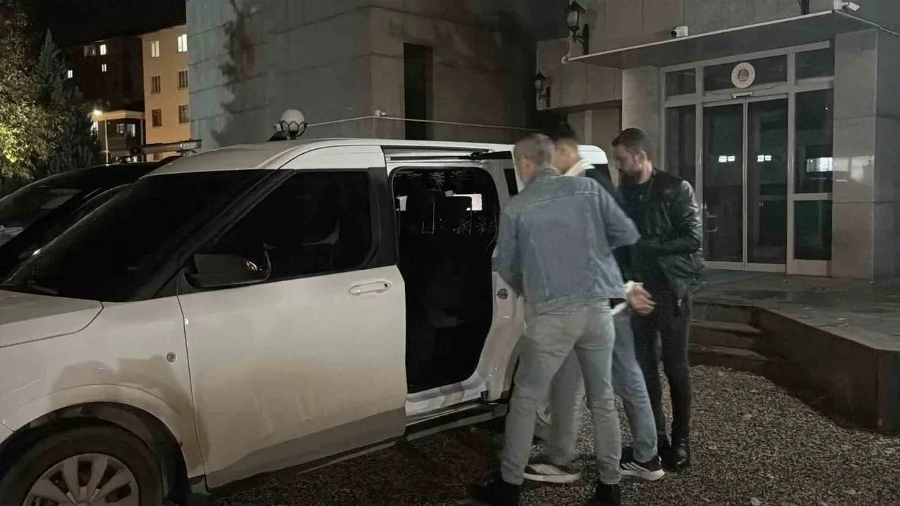 ŞAHISLAR POLİS EKİPLERİ TARAFINDAN CEZAEVİNE GÖTÜRÜLDÜ