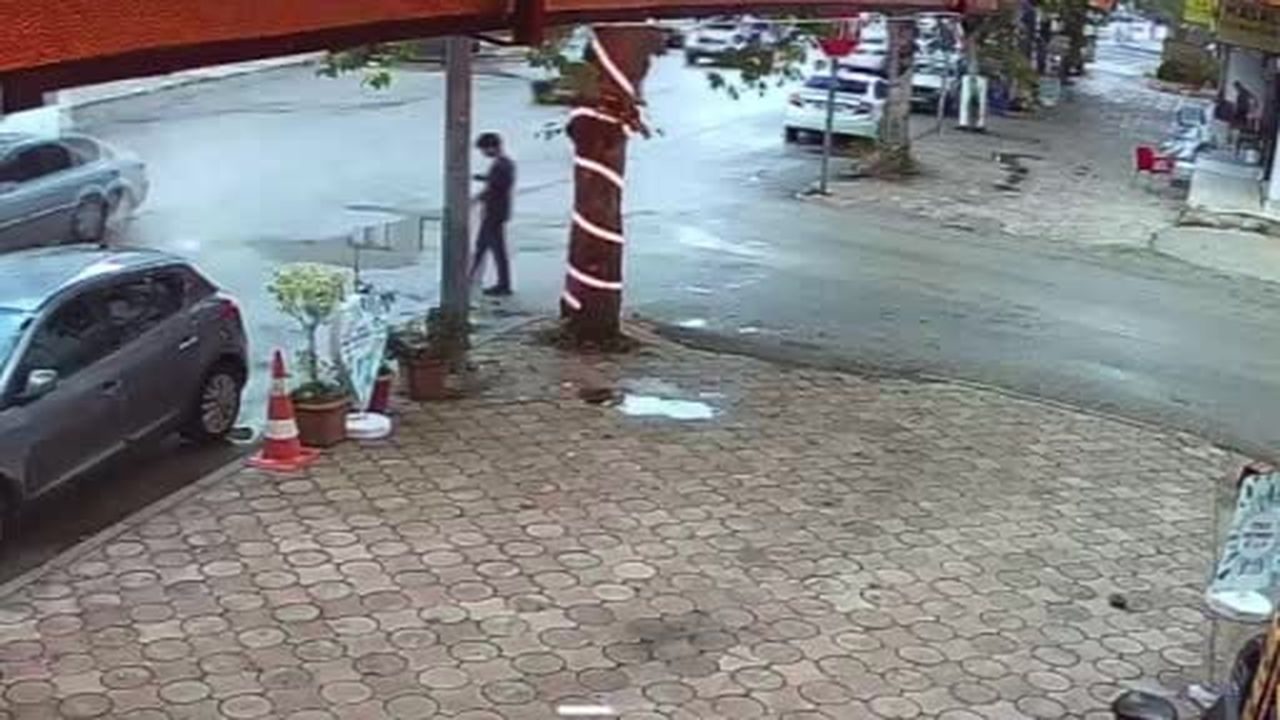 Otomobille çarpışan motosikletli sürücü taklalar attı...O anlar kamerada