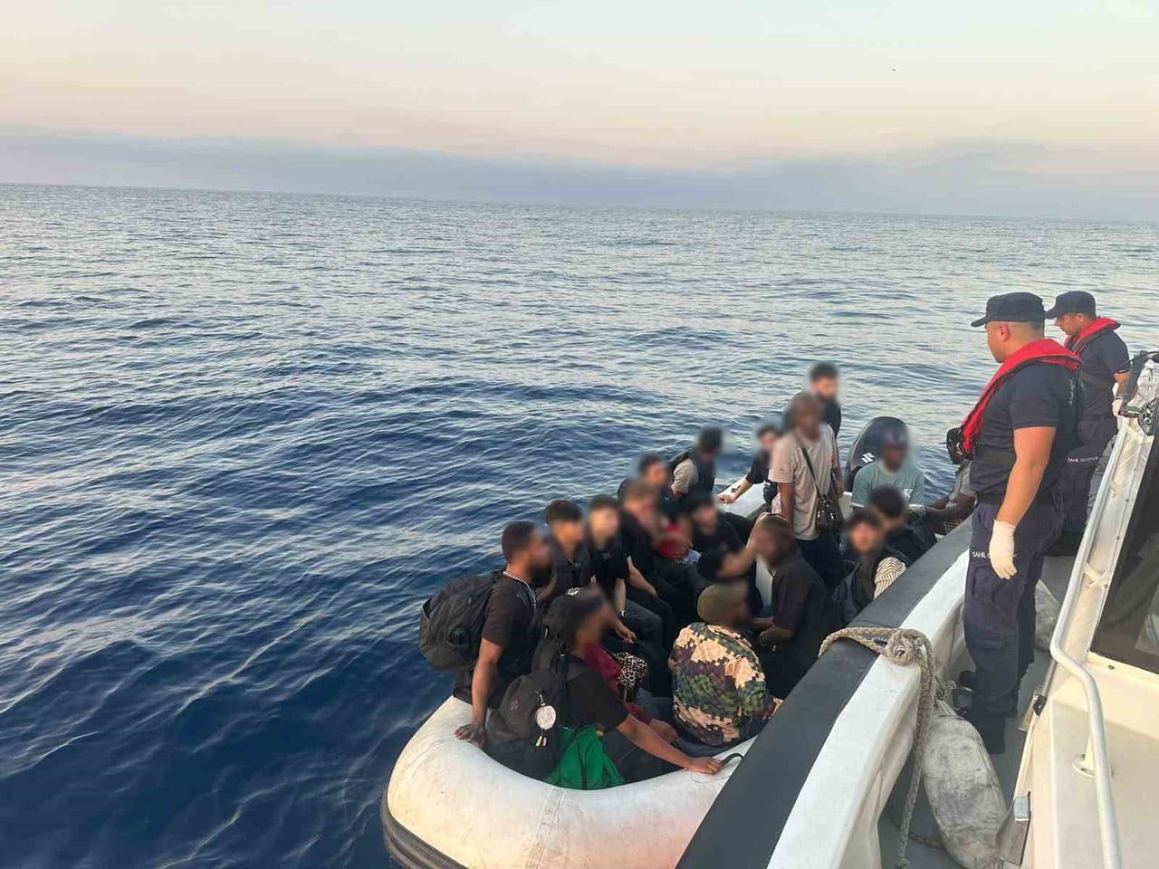 21 AFGANİSTAN, 7 FİLİSTİN, 6 SURİYE, 2 İRAN, 5 SENEGAL, 3 KONGO ASILLI TOPLAM 44 DÜZENSİZ GÖÇMEN...