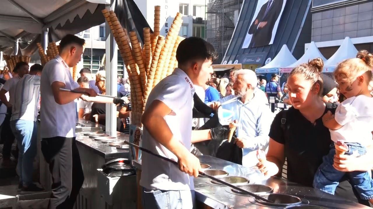 GAZİOSMANPAŞA BELEDİYESİ TARAFINDAN DONDURMA FESTİVALİ DÜZENLENDİ, VATANDAŞLARA 10 TON DONDURMA...