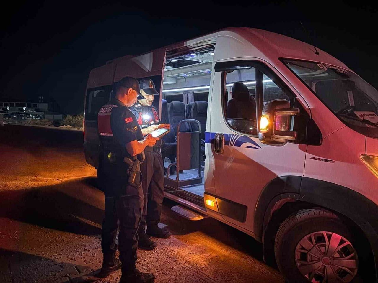 MANİSA’DA İL JANDARMA KOMUTANLIĞI EKİPLERİNCE GERÇEKLEŞTİRİLEN BÖLGESEL HUZUR VE GÜVEN UYGULAMASI...