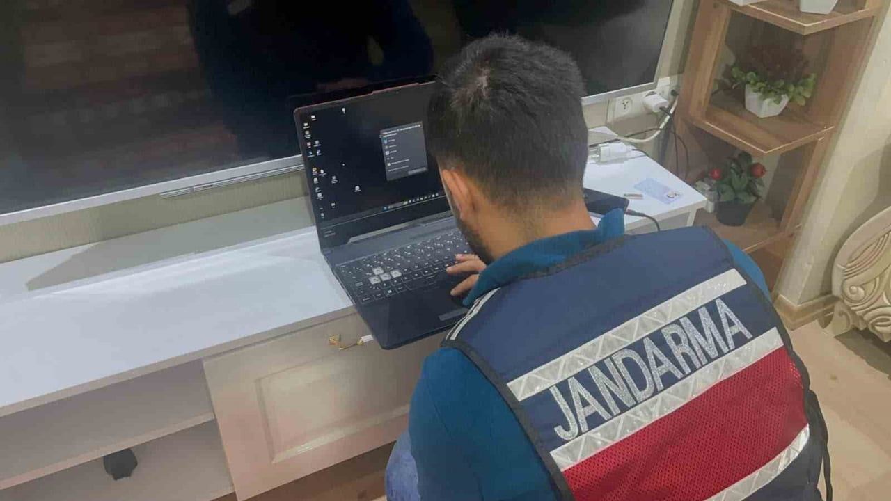 ANKARA İL JANDARMA KOMUTANLIĞI EKİPLERİNCE DÜZENLENEN OPERASYONDA, 101 MİLYON KİMLİK VERİSİ İLE...