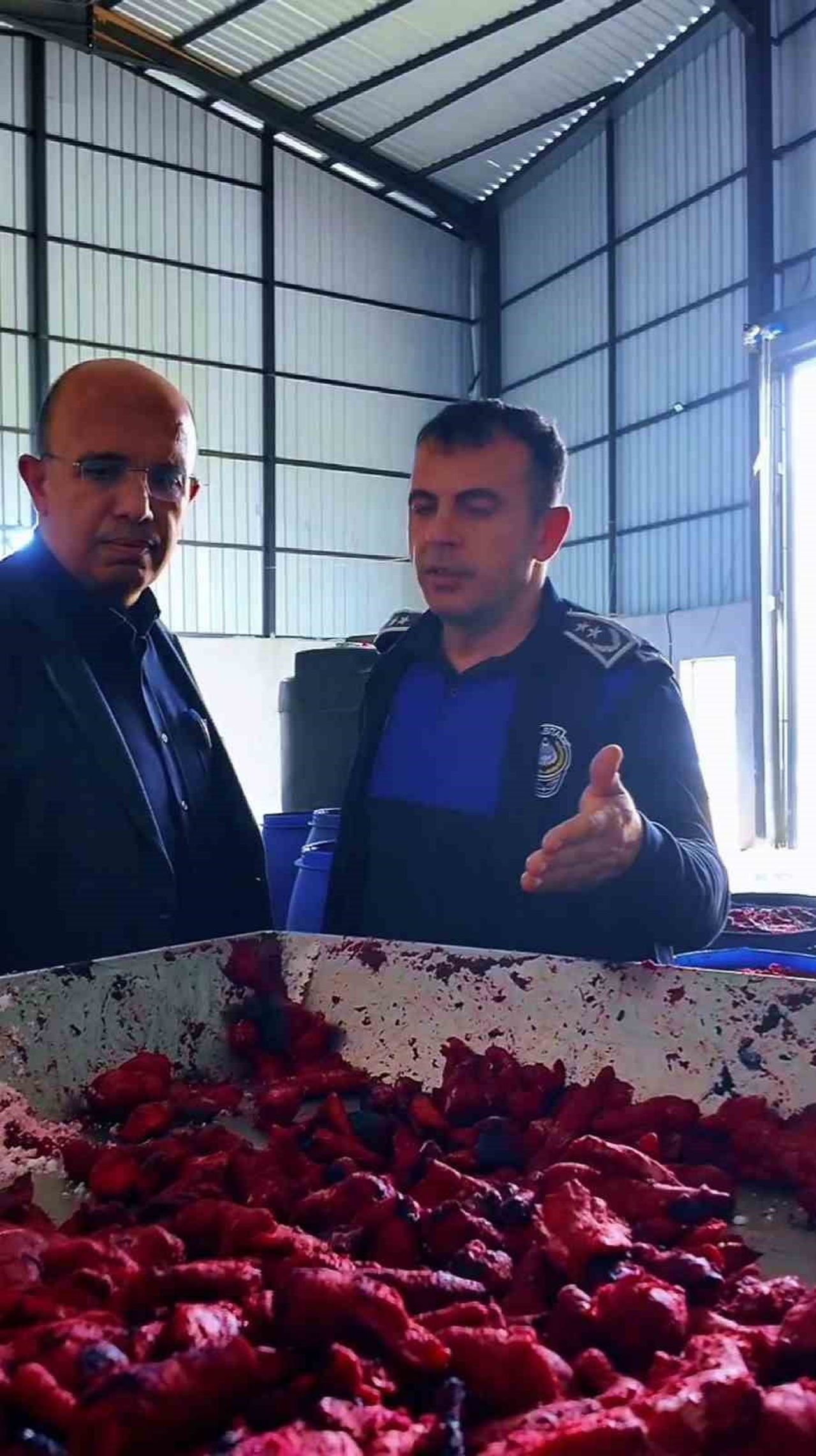 HATAY’DA ZABITA EKİPLERİNİN İHBAR ÜZERİNE BASKIN YAPTIKLARI DEPODA MİDE BULANDIRAN ŞARTLARDA SALÇA...