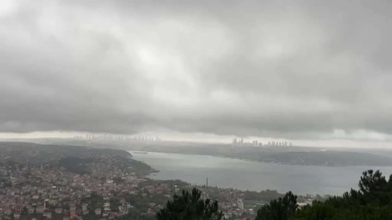 İstanbul Boğazı'nın üzerini yağmur bulutları kapladı