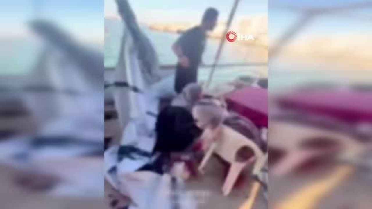İsrail ordusunun, Gazze Şeridi'nde sahil kıyısında bulunan bir kafeye düzenlediği saldırıda 1'i...