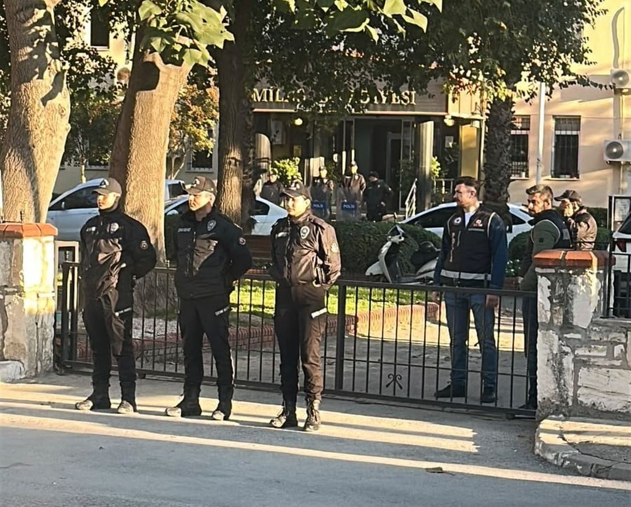 MUĞLA’NIN MİLAS İLÇESİNDE BELEDİYEYE YÖNELİK SABAH SAATLERİNDE GERÇEKLEŞTİRİLEN OPERASYONDA...