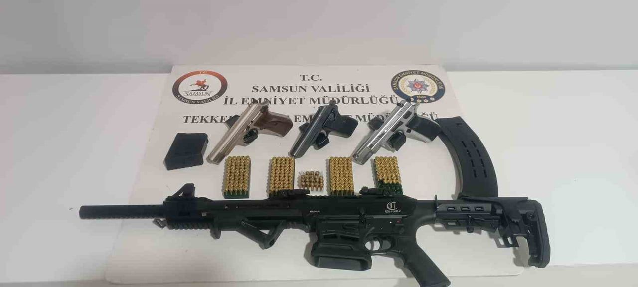 SAMSUN'UN TEKKEKÖY İLÇESİNDE POLİS EKİPLERİNCE DÜZENLENEN RUHSATSIZ SİLAH OPERASYONUNDA 2 TABANCA...