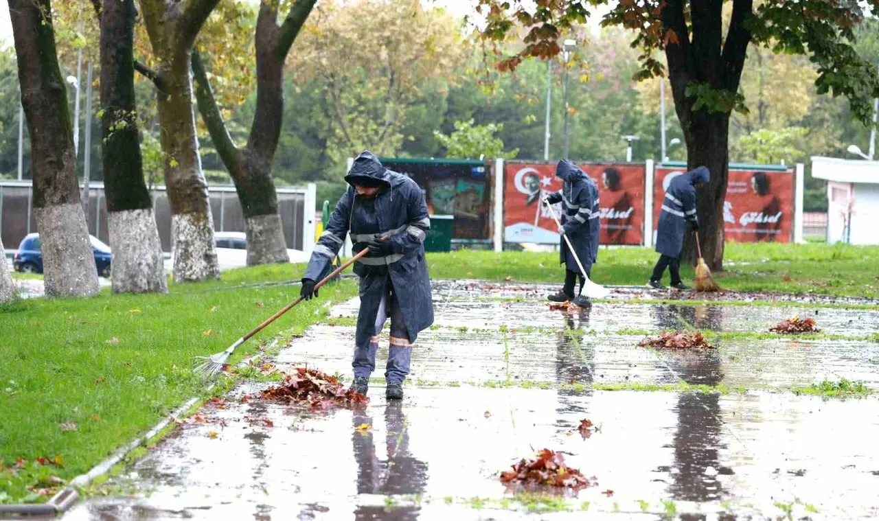 OSMANGAZİ BELEDİYESİ, SONBAHARIN GELİŞİYLE BİRLİKTE AĞAÇLARDAN DÖKÜLEN YAPRAKLARI TİTİZLİKLE...