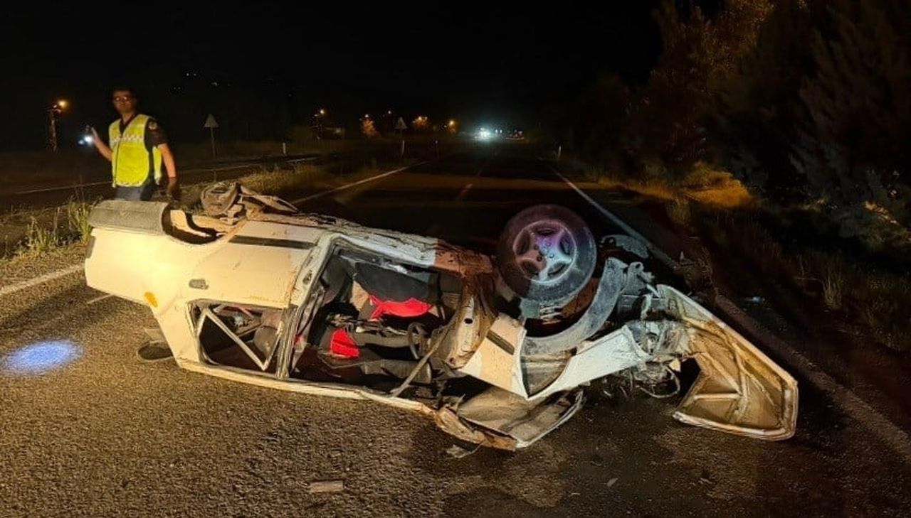 KARABÜK'TE SÜRÜCÜSÜNÜN KONTROLÜNDEN ÇIKAN OTOMOBİLİN REFÜJE ÇARPARAK TAKLA ATMASI SONUCU MEYDANA...