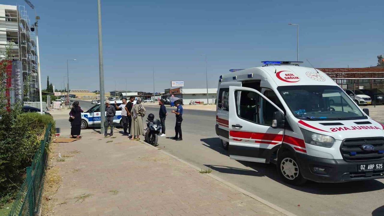 ADIYAMAN'DA OTOMOBİLLE ÇARPIŞAN MOTOSİKLETİN SÜRÜCÜSÜ YARALANDI.