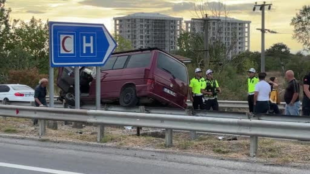 Edirne’de kontrolden çıkan araç bariyerlerin üzerinde 35 metre sürüklendi