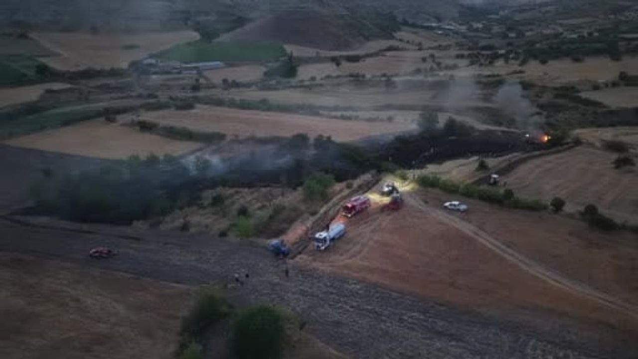 Güdül’de bir aracın alev alması sonucu otluk alanda çıkan yangın söndürüldü