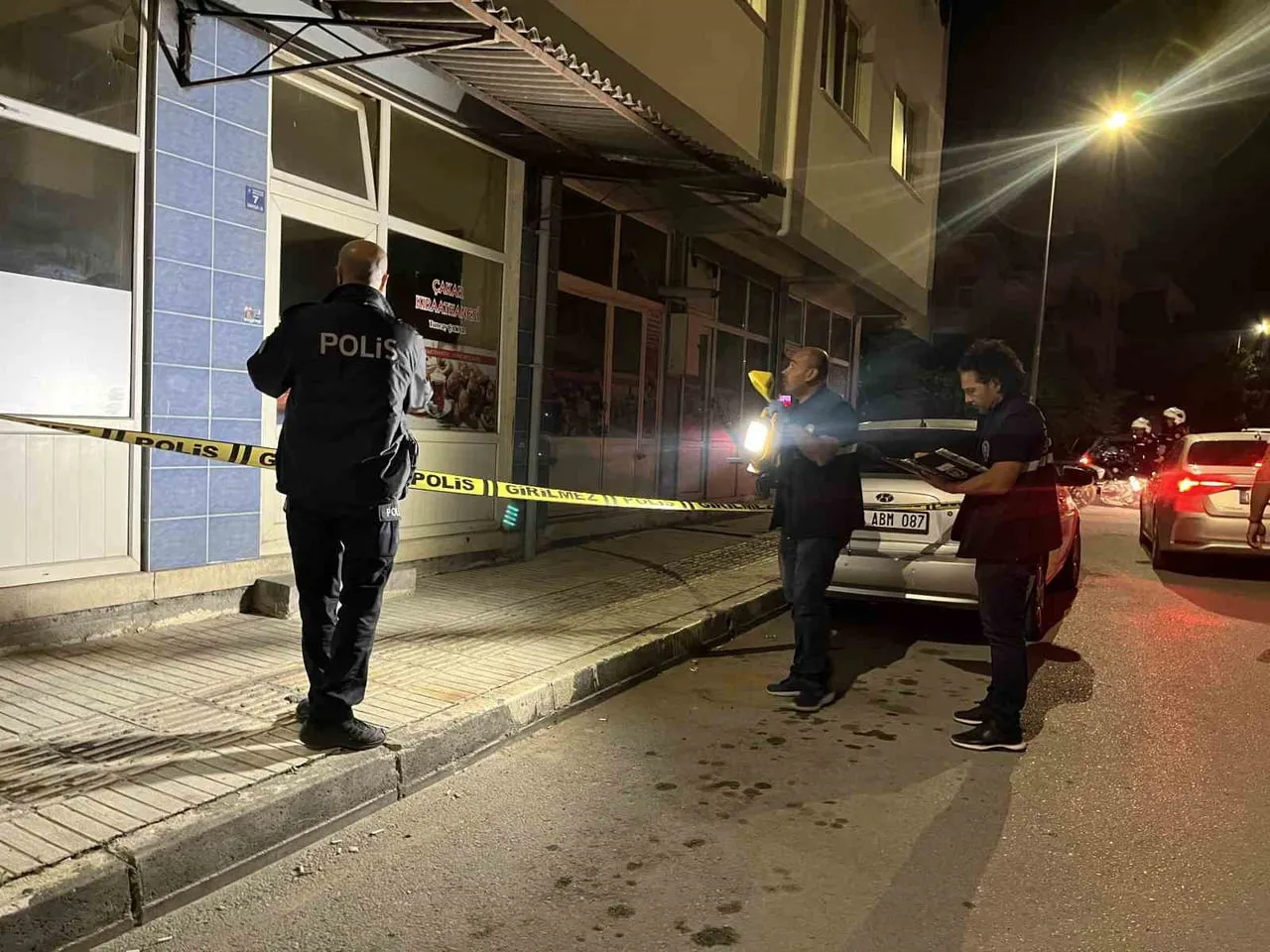 ÇORUM’DA YABANCI UYRUKLU İKİ GRUP ARASINDA ÇIKAN BIÇAKLI KAVGADA 1 KİŞİ YARALANDI, OLAYA KARIŞAN 2...