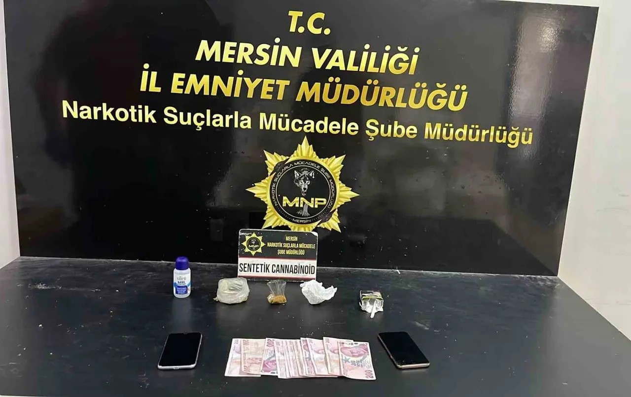 MERSİN'DE UYUŞTURUCU MADDE TİCARETİ YAPAN SOKAK SATICILARINA YÖNELİK DÜZENLENEN OPERASYONLARDA...