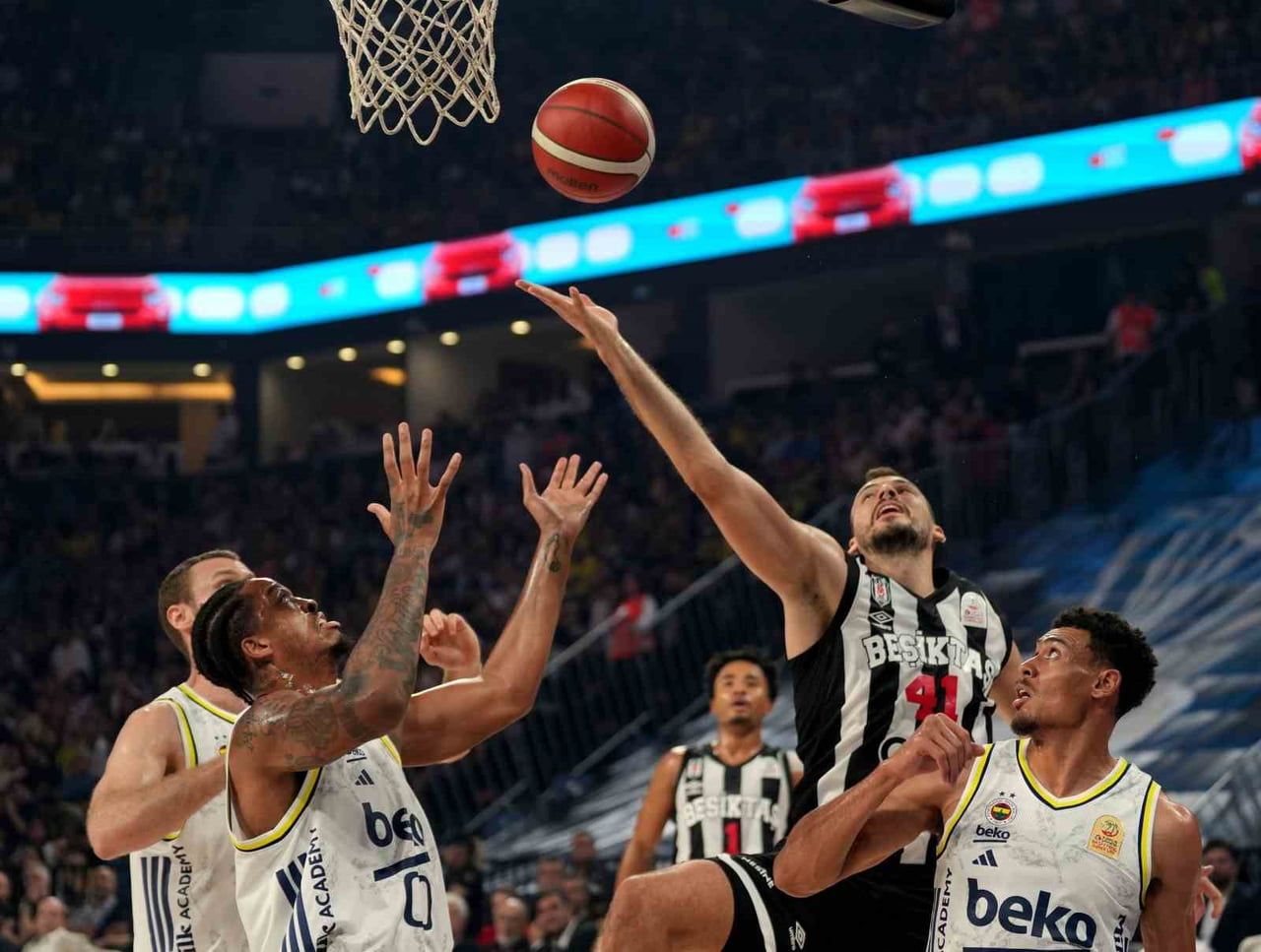 ERKEKLER BASKETBOLDA FENERBAHÇE İLE BEŞİKTAŞ, YARIN 39. CUMHURBAŞKANLIĞI KUPASI İÇİN PARKEYE...