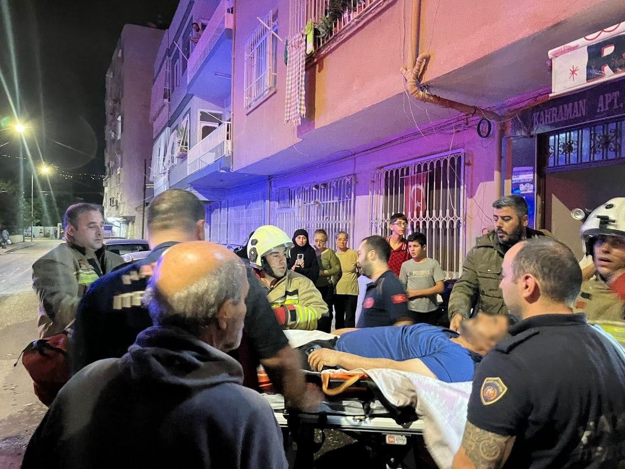 HATAY'DA YANGINLA BİRLİKTE DUMANLARIN SARDIĞI EVDE BULUNAN YATALAK HASTA, İTFAİYE EKİPLERİNİN...