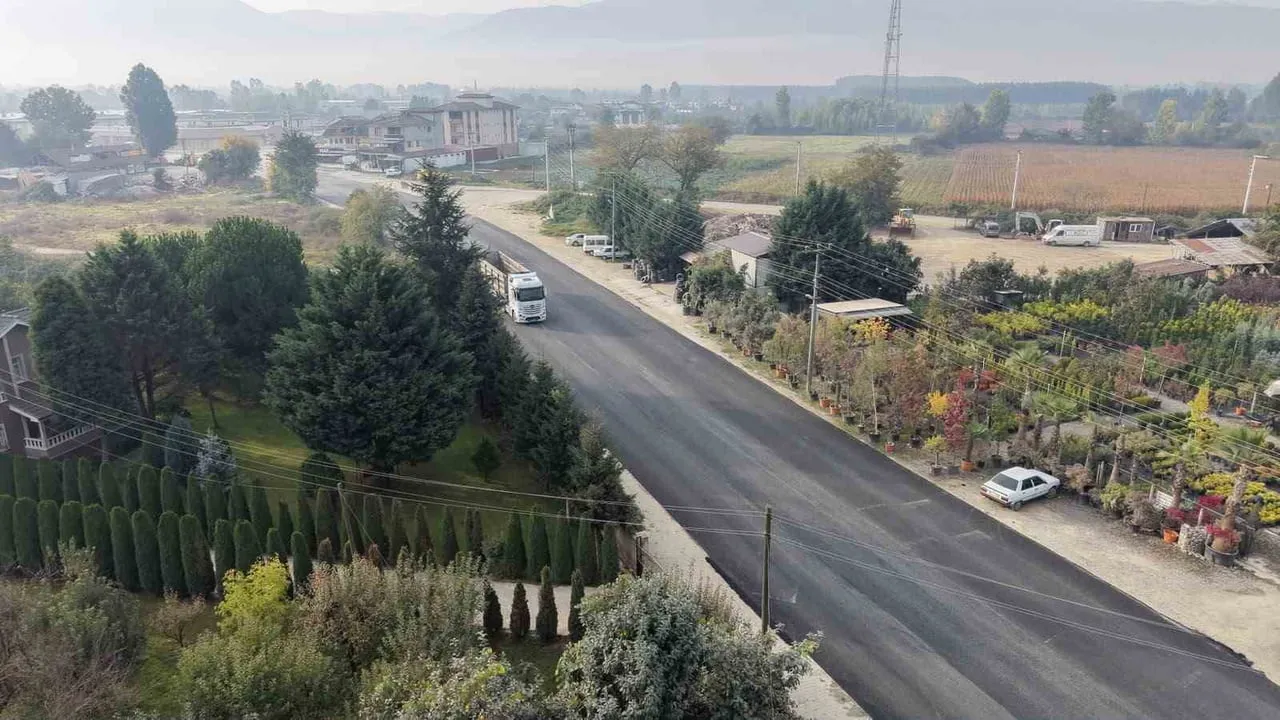 DÜZCE BELEDİYE BAŞKANI DR. FARUK ÖZLÜ’NÜN BÜYÜK DİKKAT VE TİTİZLİKLE BİZZAT KOORDİNE ETTİĞİ ASFALT...