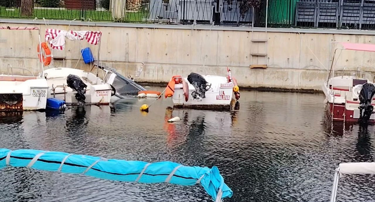KARAMÜRSEL İLÇESİNDE SAĞANAK VE FIRTINADA BAZI AMATÖR BALIKÇI TEKNELERİ HASAR GÖRDÜ, DENİZ YÜZEYİ...