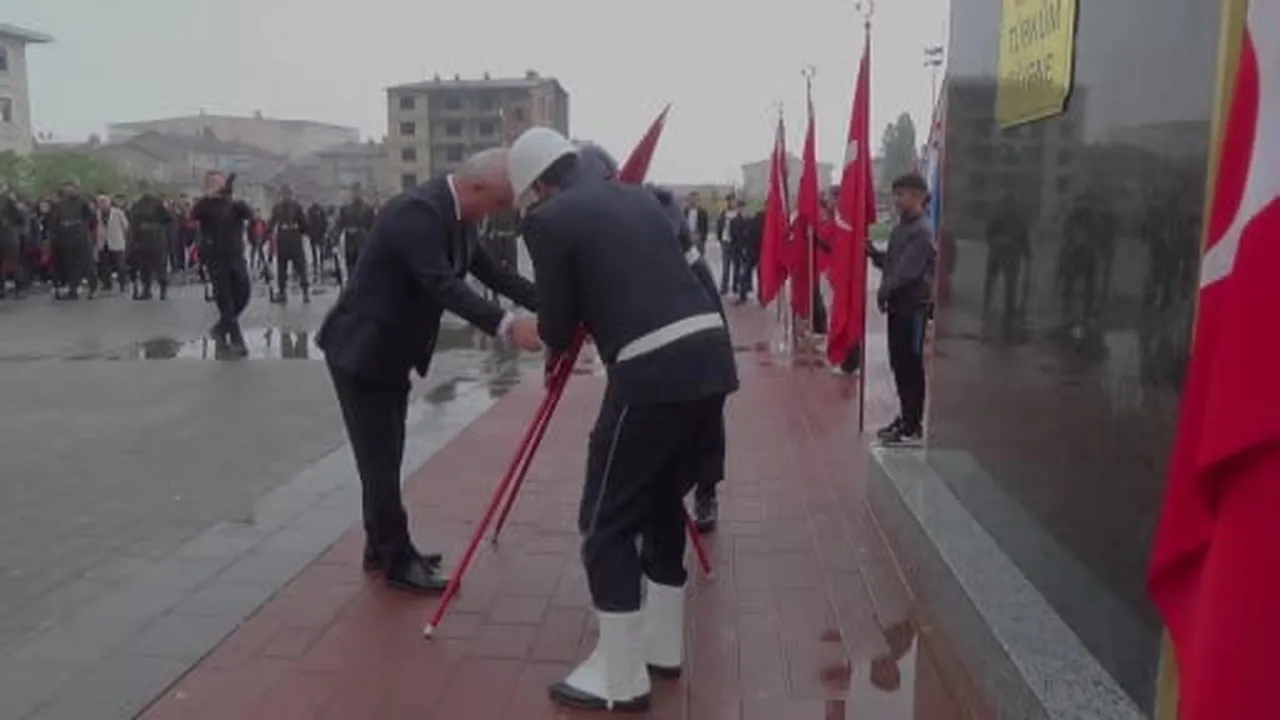 Muş’ta Cumhuriyet Bayramı coşkusu çelenk töreni ve yürüyüşle başladı