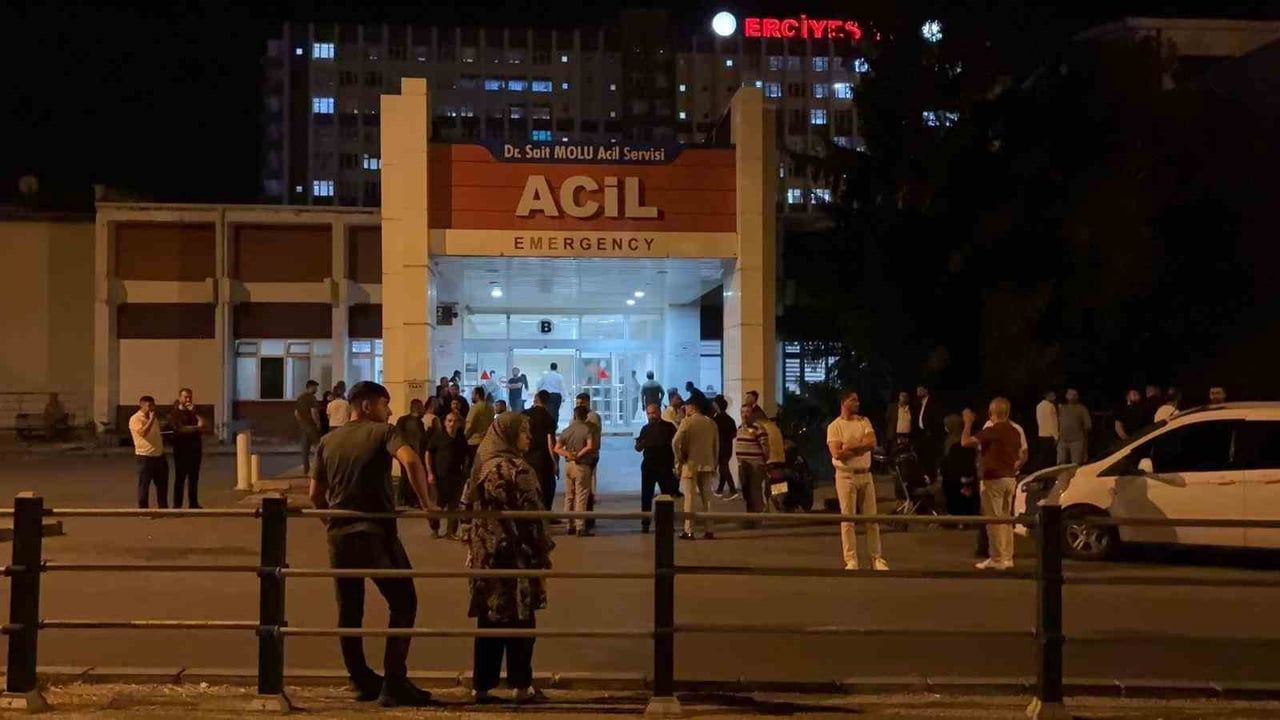KAYSERİ’NİN MELİKGAZİ İLÇESİNDE BİR KAFEDE YAŞANAN BIÇAKLI YARALAMA OLAYINA İLİŞKİN POLİS EKİPLERİ...