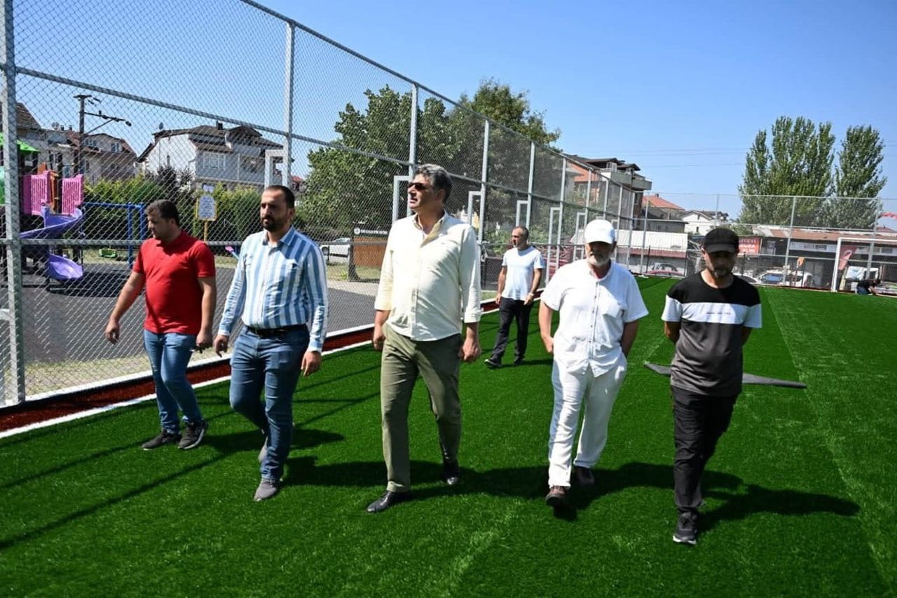 KARTEPE’DE EMEKEVLER VE UZUNÇİFTLİK MAHALLELERİNDE YAPIMI DEVAM EDEN HALI SAHALARDA SONA...