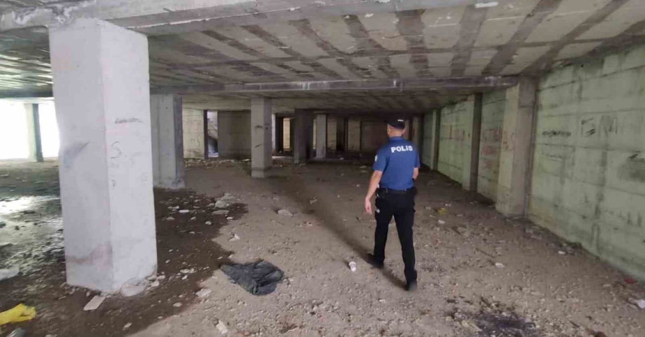 AFYONKARAHİSAR’IN SANDIKLI İLÇESİNDE POLİS EKİPLERİ TARAFINDAN METRUK BİNALARA YÖNELİK DENETİM...