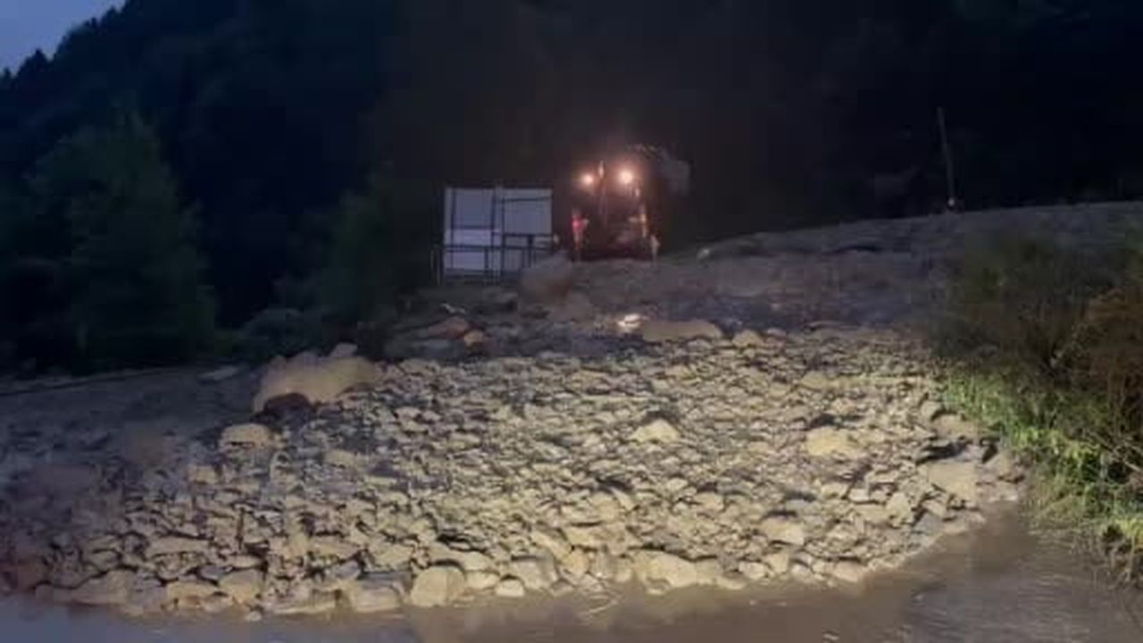 Trabzon’da aşırı yağış dereyi taşırdı, yol ulaşıma kapandı