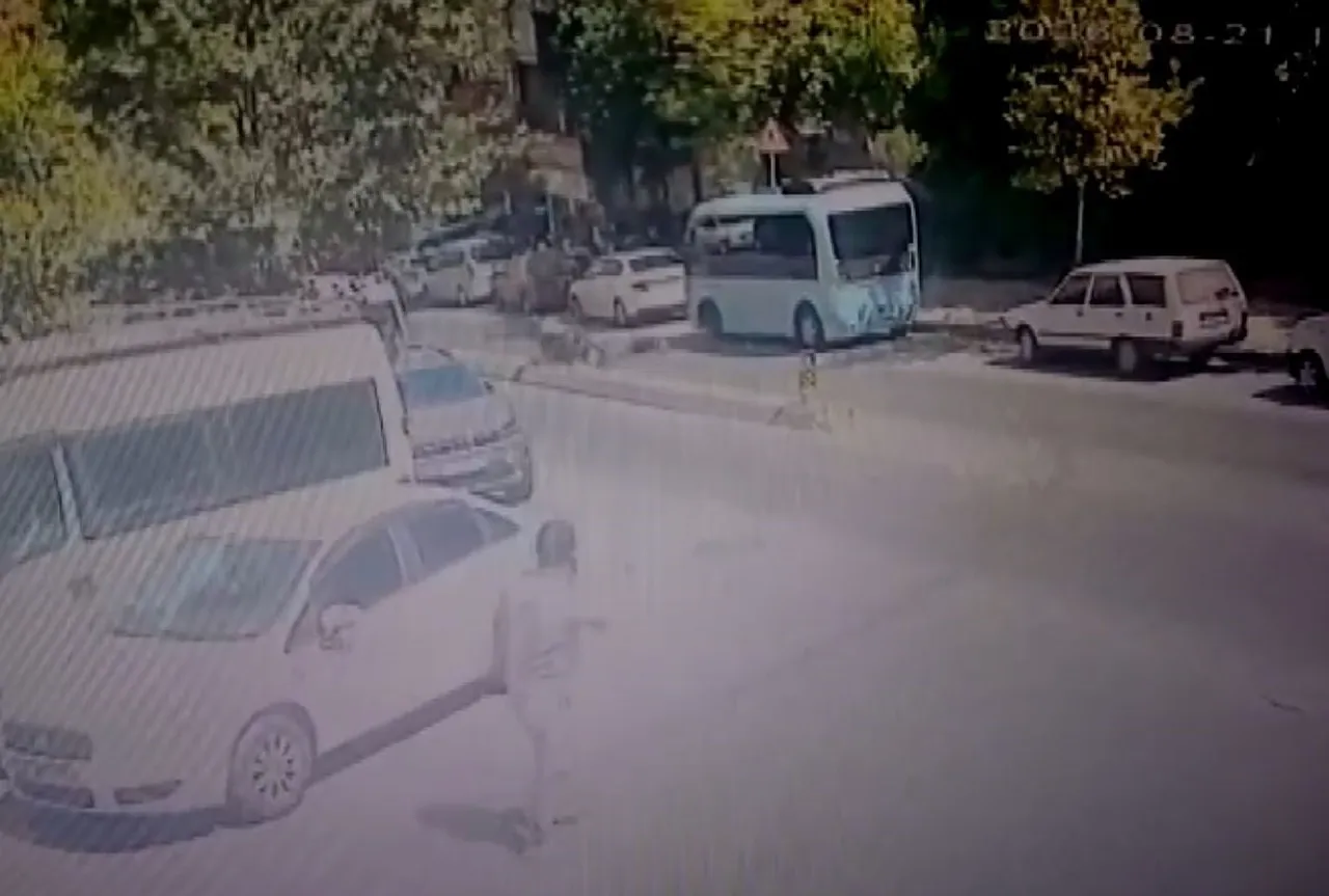 İSTANBUL KAGITHANE'DE YOLUN KARŞI TARAFINA GEÇMEYE ÇALIŞAN YAYAYA MOTOSİKLET ÇARPTI. YAŞLI ADAM ...