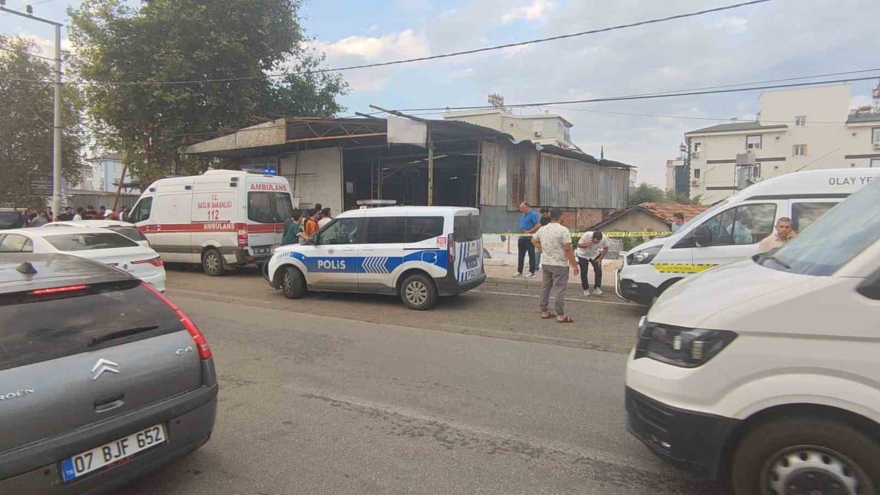 ANTALYA'NIN KEPEZ İLÇESİNDE MERMER İNDİRME SIRASINDA DEVRİLEN MERMER TEZGÂHININ ALTINDA KALAN 31...