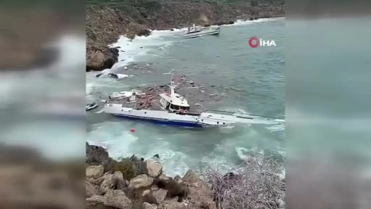 Güney Kıbrıs Rum Yönetimi’nde (GKRY) etkili olan fırtınada yatı kayalıklara çarparak parçalanan iş...