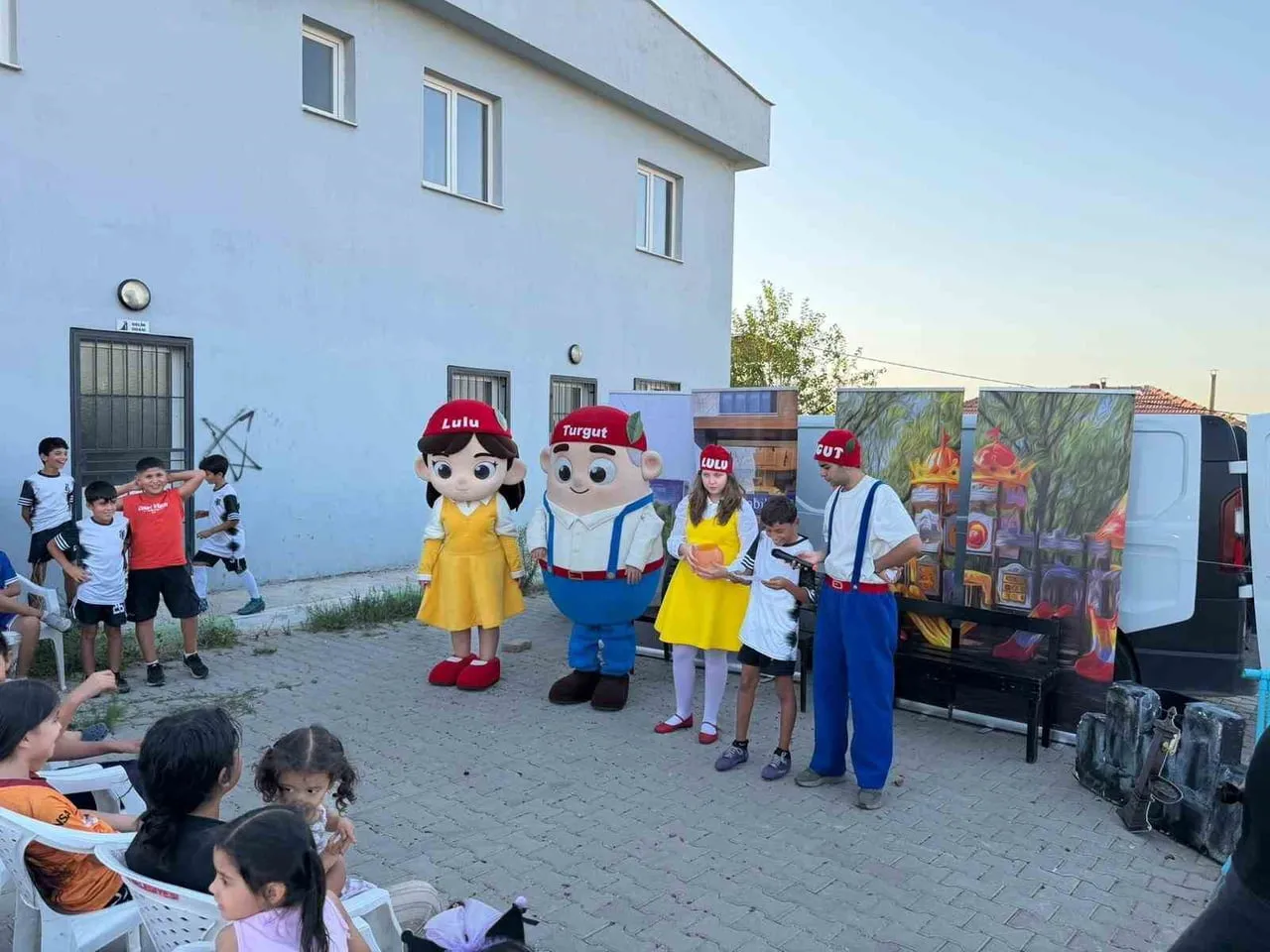 TURGUTLU BELEDİYESİ TARAFINDAN DÜZENLENEN ‘TURGUT&LULU SOKAK TİYATROSU’ ÇOCUKLARLA BİR ARAYA...