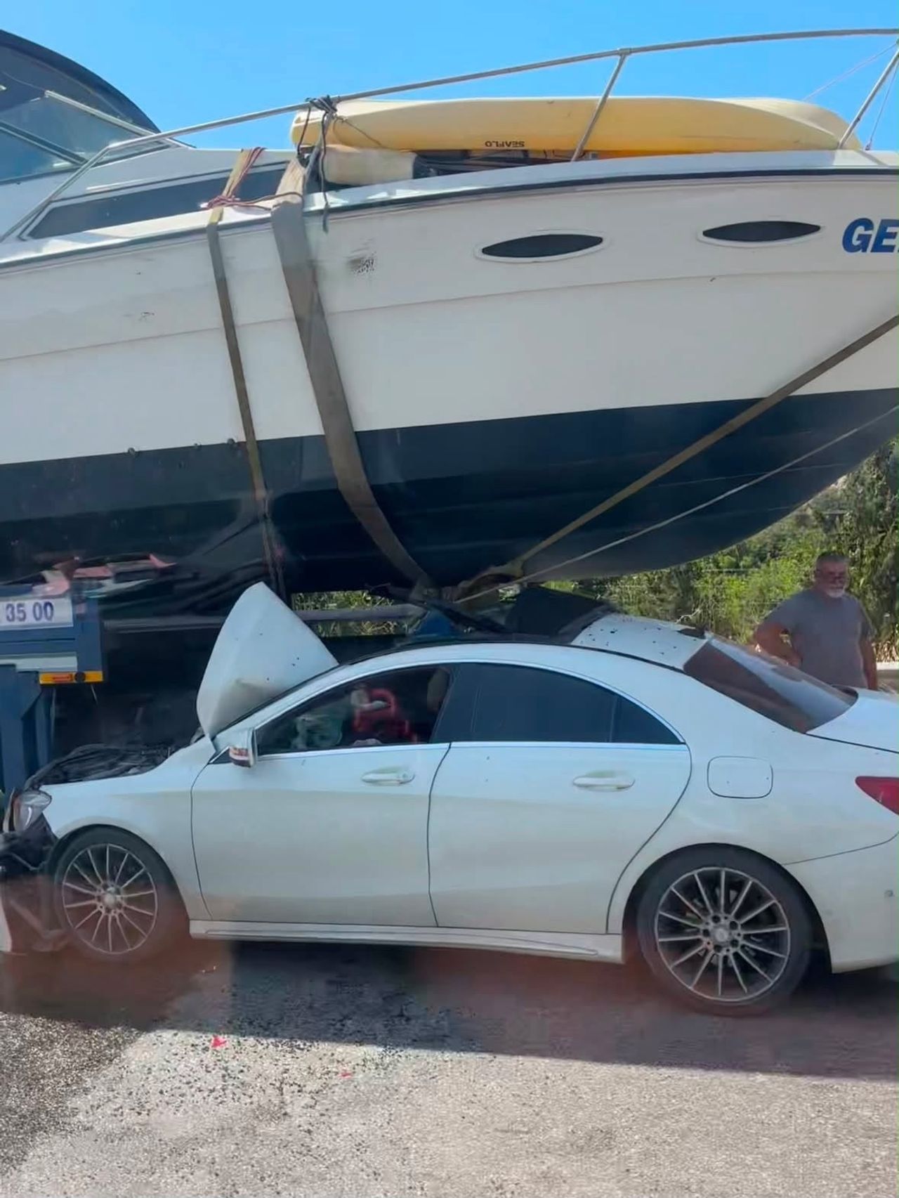 OTOMOBİL, ÇEKİCİYLE TAŞINMAKTA OLAN TEKNEYE ARKADAN ÇARPARAK ALTINA GİRDİ.