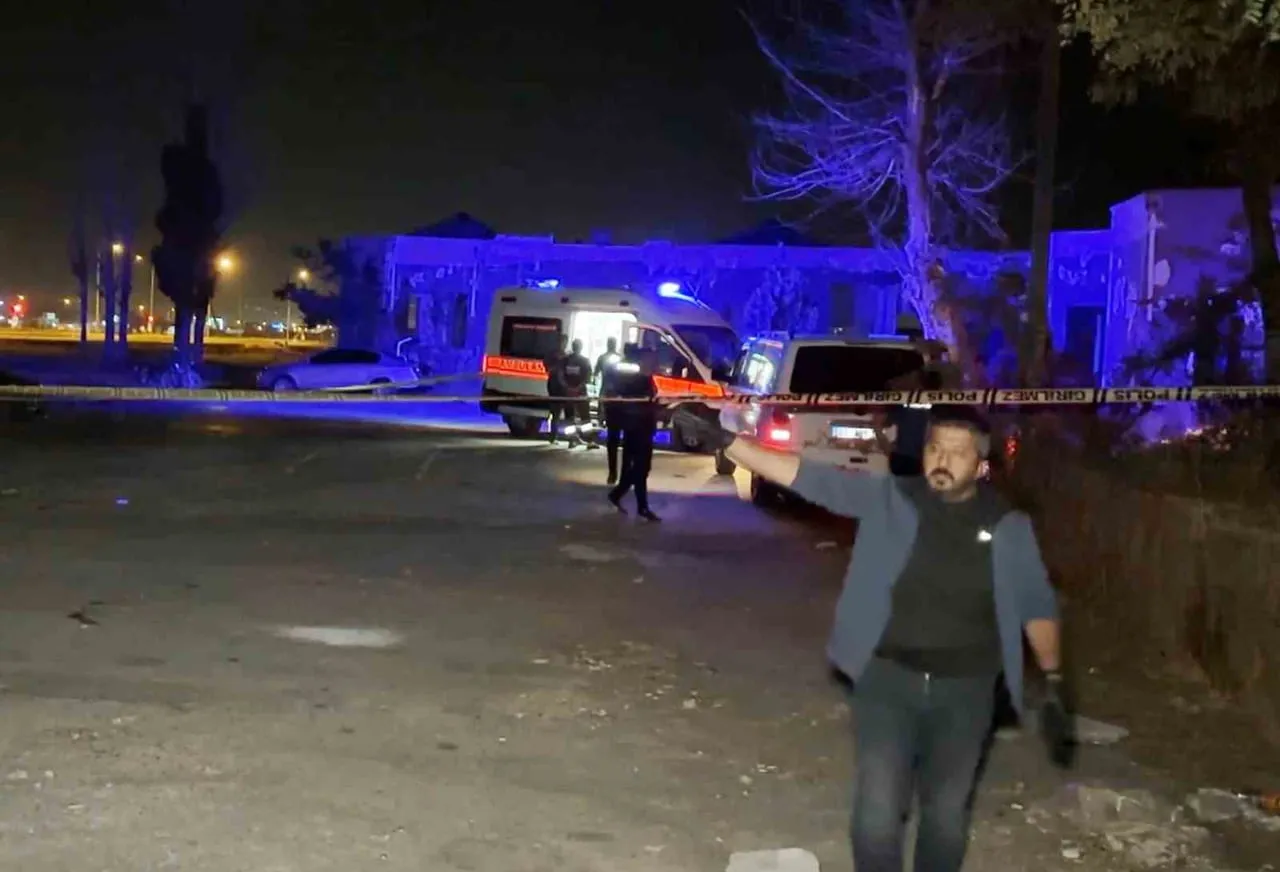 AKSARAY’DA 36 YAŞINDAKİ ŞAHIS MİNİBÜSÜN TAVAN ÇITASINA BAĞLANMIŞ İPTE ASILI HALDE CANSIZ BEDENİ...