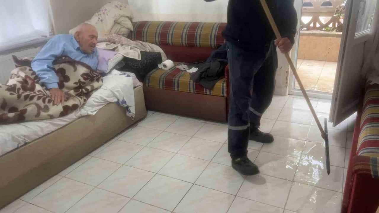 BURSA'DA TIKANAN SU GİDERLERİ NEDENİYLE APARTMANLARIN GİRİŞ KATLARINI SU BASTI. EVİNDE YALNIZ...