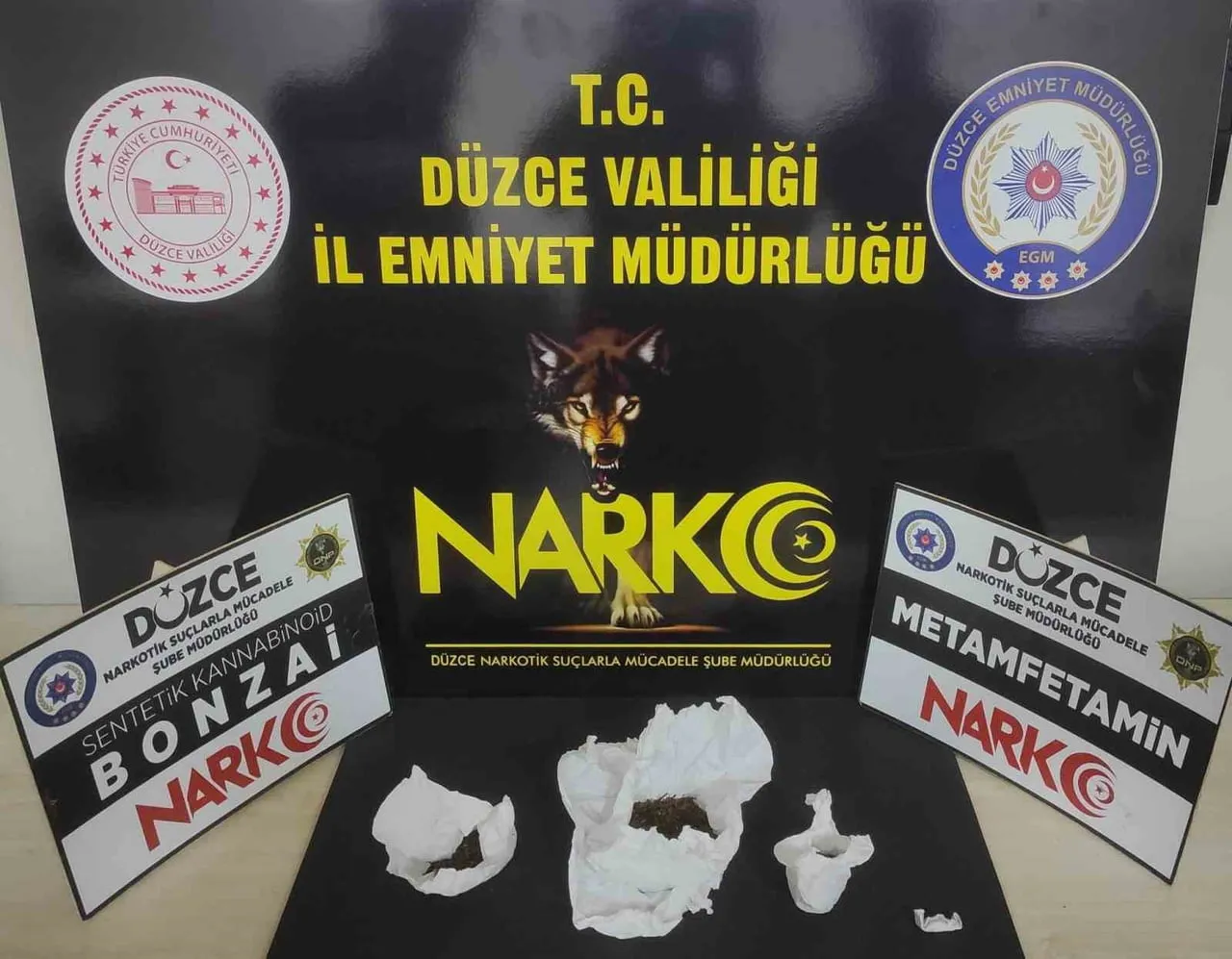 ÇALIŞMALARDA, 16 KÖK KENEVİR, 333 ADET SENTETİK ECZA, 8,7 GRAM METAMFETAMİN, 3 GRAM SKUNK, 3 KİLO...