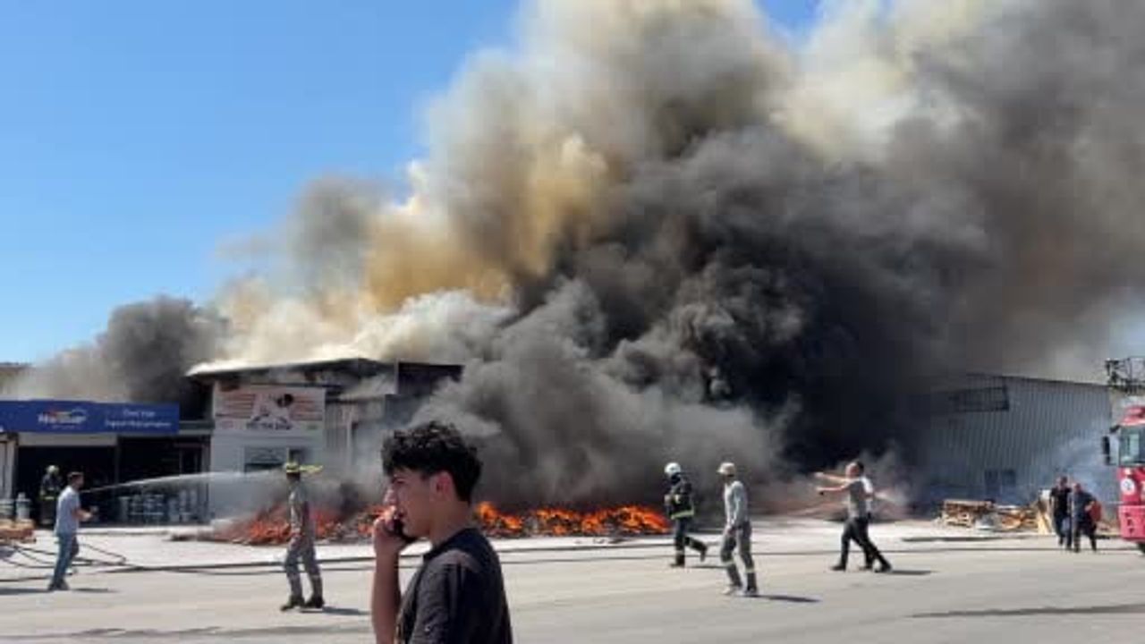 Gazipaşa’da inşaat malzemeleri deposundaki yangın kontrol altına alındı