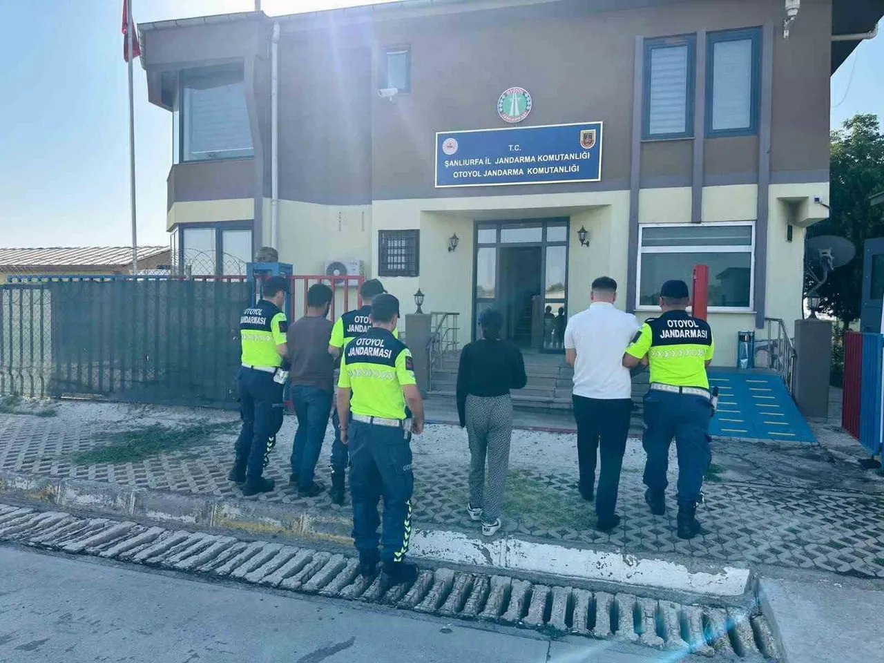 SAHTE POLİSLER JANDARMAYA YAKALANDI