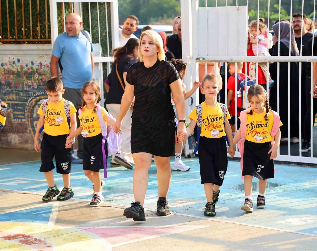 ADANA’DA SABAHAT SARIGÜL’ÜN 7 YILLIK EVLAT HASRETİNİ SONLANDIRAN 2’Sİ ERKEK 2’Sİ KIZ OLAN...